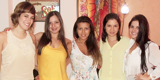 Nina Policastro, Karen Machado, Elenice Silva, Junia Mello, Natali Cuba em restaurante da cidade